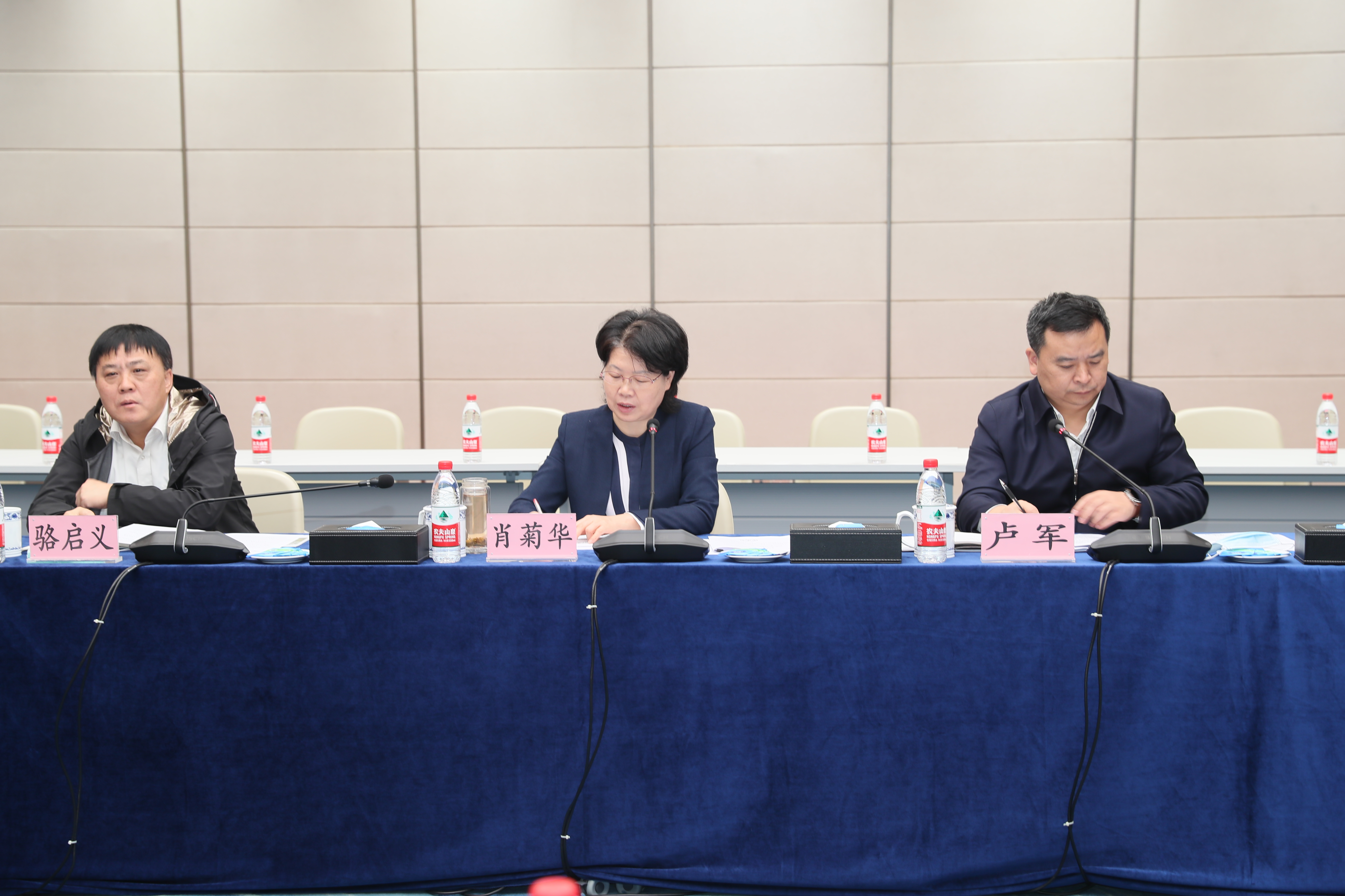 副省長肖菊華來公司調(diào)研(圖9) 副省長肖菊華來公司調(diào)研(圖9)