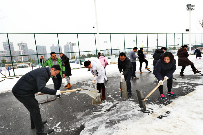 一場雪，體育中心美得不要不要的</br>但最美的風景還是他們(圖5)