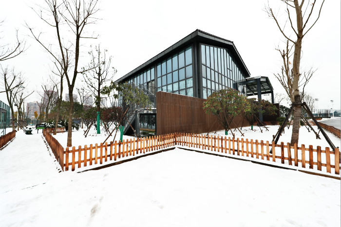 一場雪，體育中心美得不要不要的</br>但最美的風景還是他們(圖1)