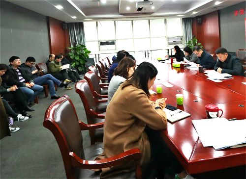 公司黨委召開中心組（擴大）會議 傳達學(xué)習(xí)區(qū)紀委八屆三次全會精神(圖1)