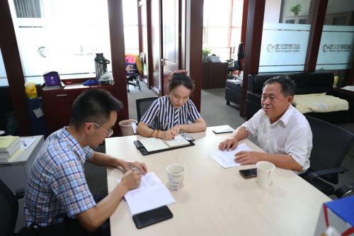 武漢體育中心開展退休老黨員“不忘初心、牢記使命”專題調研和慰問工作(圖3)