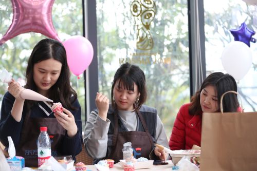 巧手做糕點，甜蜜迎佳節 ▏武漢體育中心舉行“三八”婦女節關愛活動(圖2)