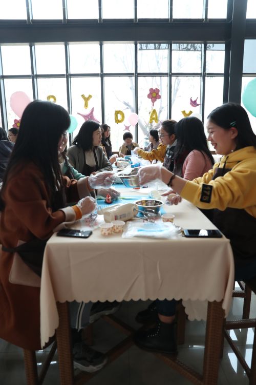 巧手做糕點，甜蜜迎佳節 ▏武漢體育中心舉行“三八”婦女節關愛活動(圖6)
