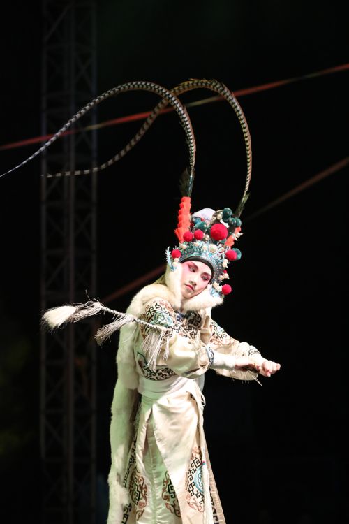 為勞動者而歌 為軍運會而舞 迎“五一”武漢開發區為800軍運建設者送演出(圖3)